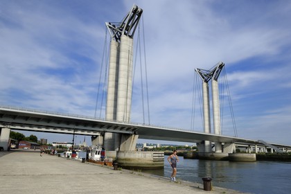 France, Seine-Maritime (76), Rouen, le pont levant Gustave Flaubert sur la Seine et le port