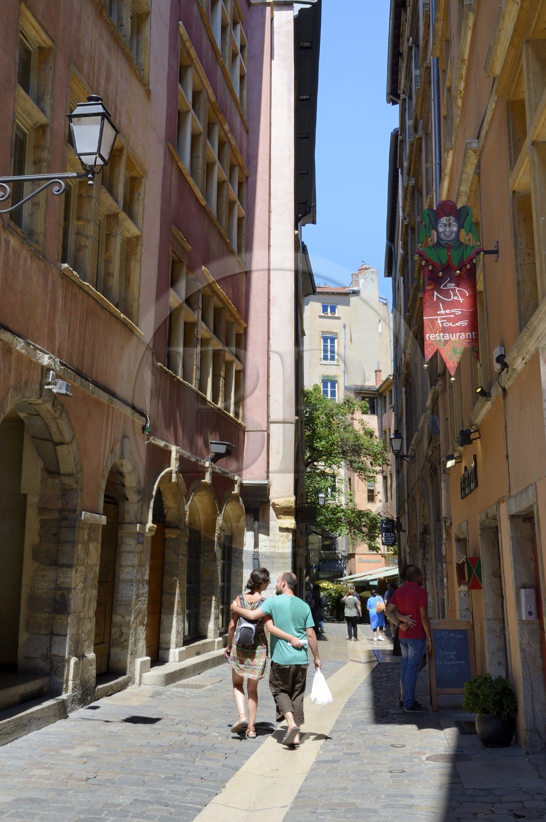 France, Rhône (69), Lyon, site historique classé Patrimoine Mondial de l'UNESCO, Vieux Lyon, enseigne du restaurant La Nef des Fous, promenade en amoureux dans la rue du Boeuf