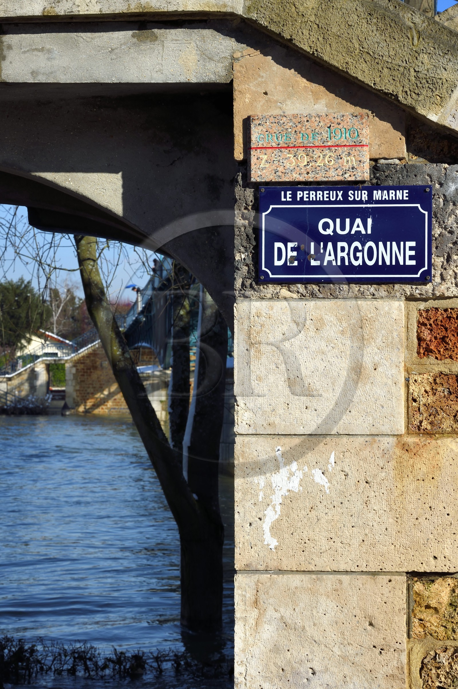 France, Val-de-Marne (94), les bords de Marne, Le Perreux-sur-Marne, la passerelle réalisée par Gustave Eiffel entre Bry-sur-Marne et Le Perreux-sur-Marne, marque de la crue historique de 1910
