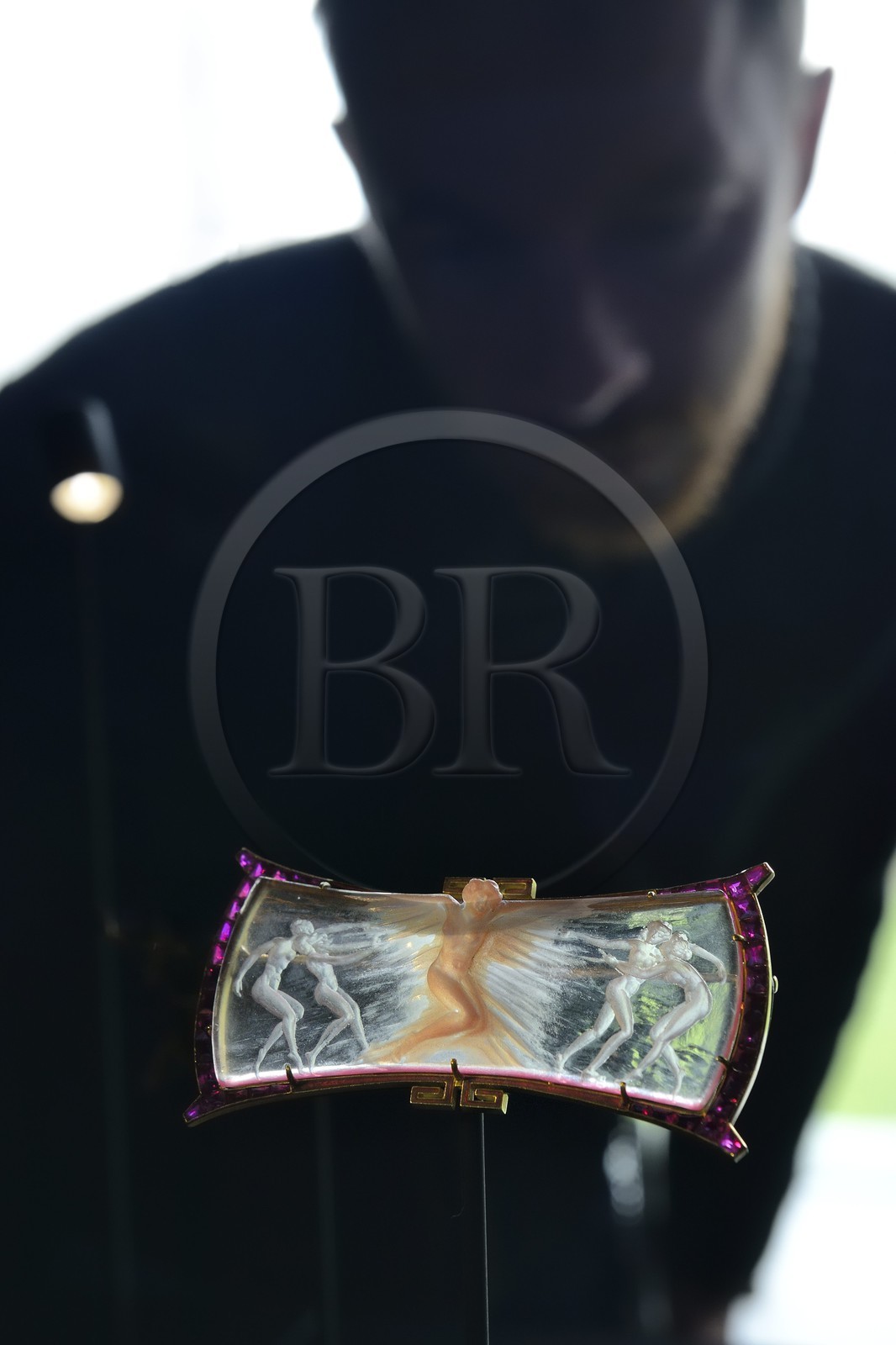 France, Bas-Rhin (67), Wingen-sur-Moder, le musée Lalique, bijou créé par René Lalique, broche La Nymphe Rose vers 1906-1908, en verre, or, rubis et émail