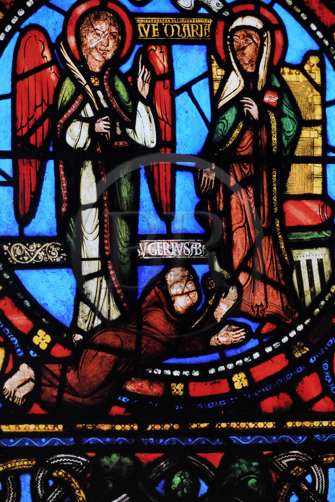 France, Seine-Saint-Denis (93), Saint-Denis, la basilique de Saint-Denis, détail d'un vitrail du 12ème siècle où l'Abbé Suger s'est fait représenter au pied de la Vierge