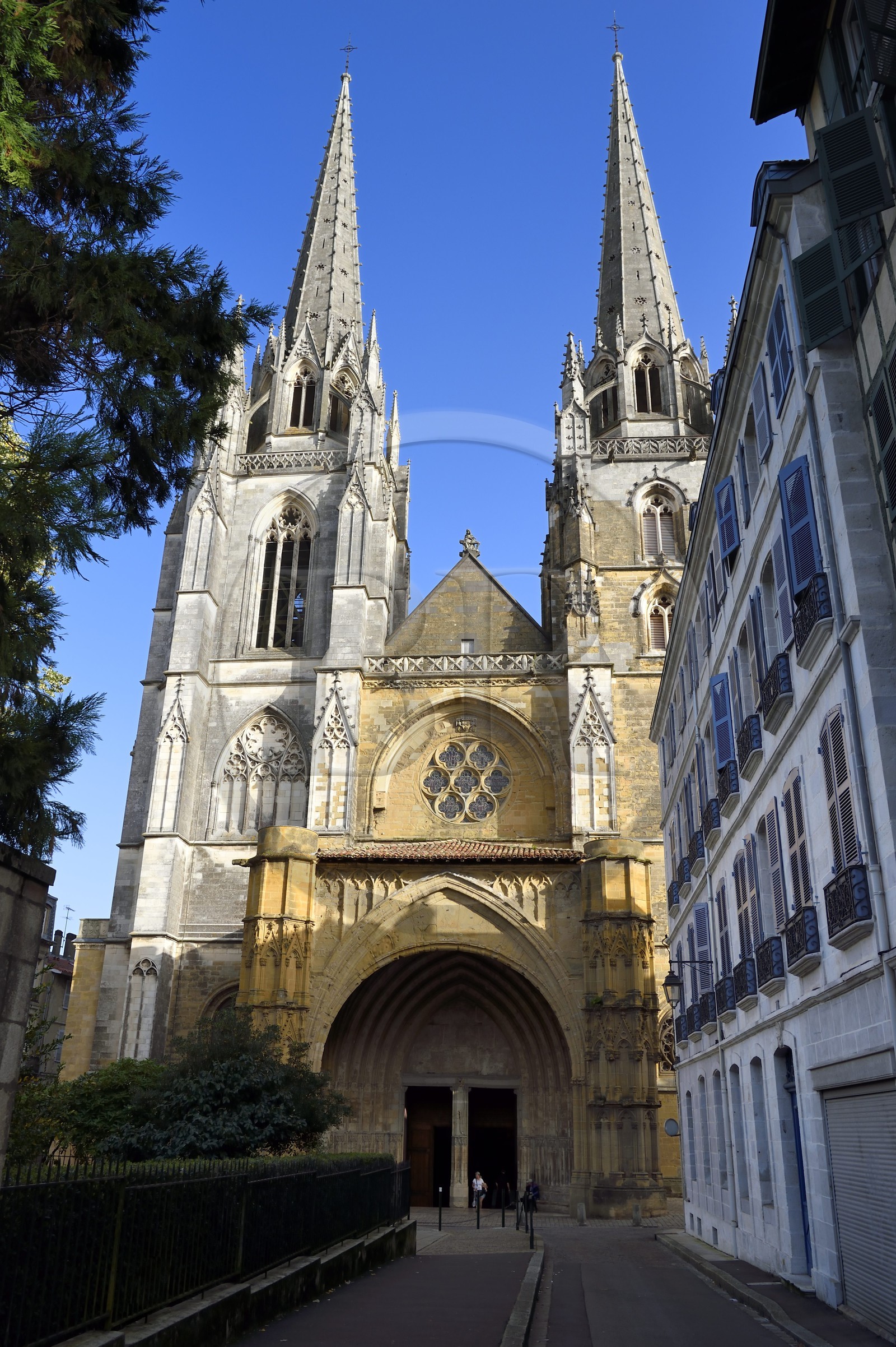 France, Pyrénées-Atlantiques (64), Pays-Basque, Bayonne, porche et flèches de la cathédrale Sainte-Marie
