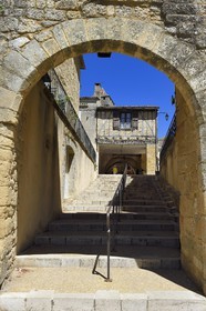 France, Dordogne (24), Périgord Pourpre, Beaumont-du-Périgord, la porte de Luzier (de Lusies) donne accès au coeur du village fortifié