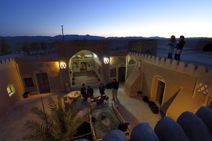 Iran, Province d'Ispahan, désert du Dasht-e Kavir, Mesr dans la région de Khur et Biabanak, gite dans une maison traditionnelle de l'oasis de Farahzad