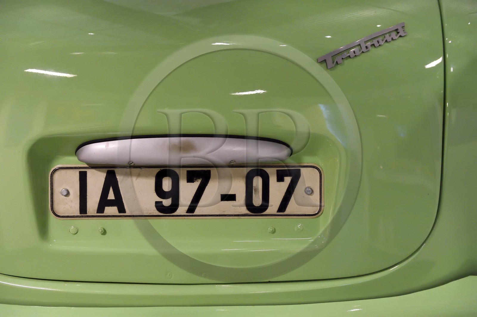 Allemagne, Berlin, le Deutsches Historisches Museum (musée de l’histoire allemande), section de l'Allemagne divisée et de la réunification, une voiture Trabant de la RDA