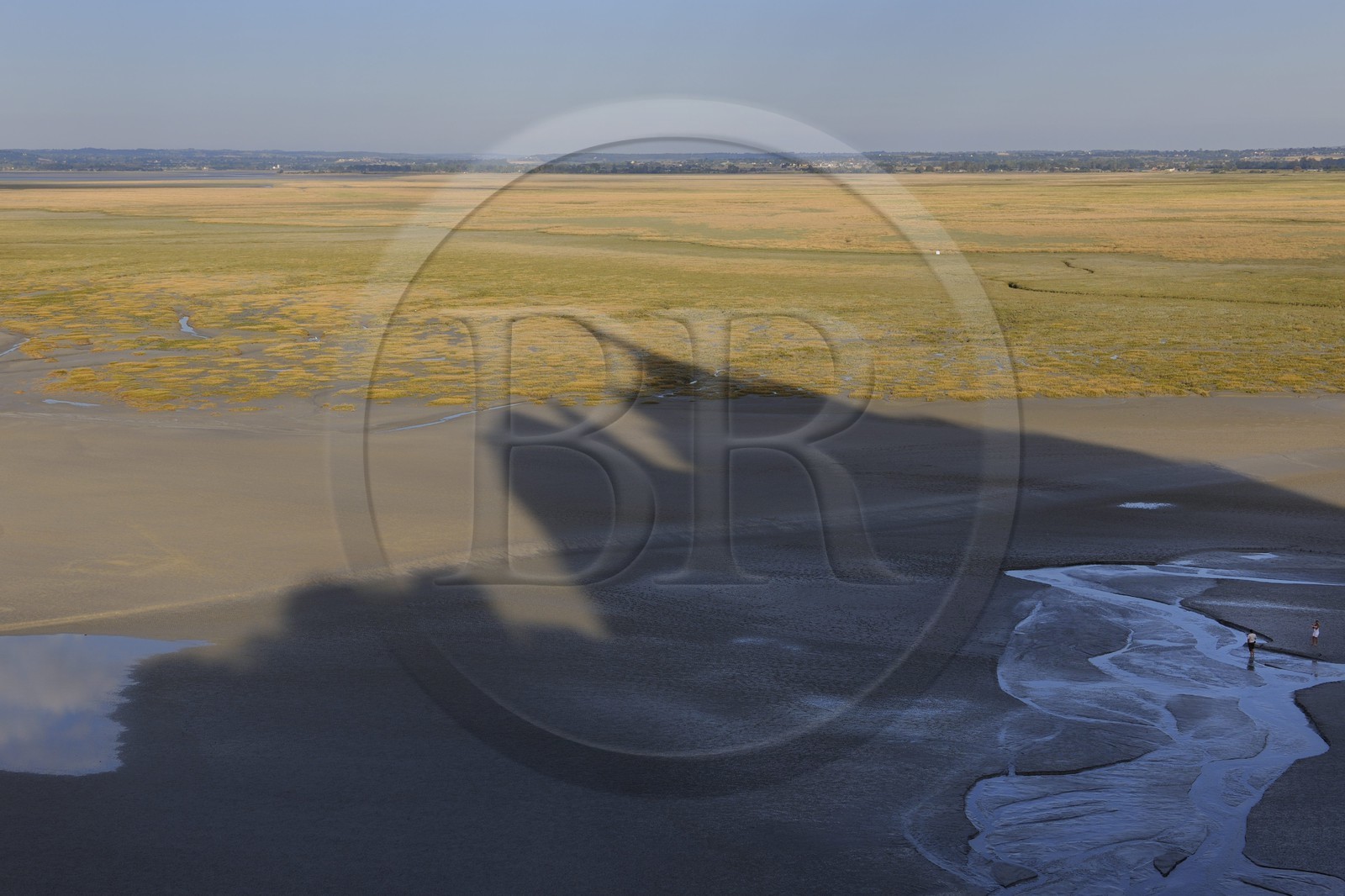 France, Manche (50), la Baie du Mont-Saint-Michel à l'ombre projetée du Mont