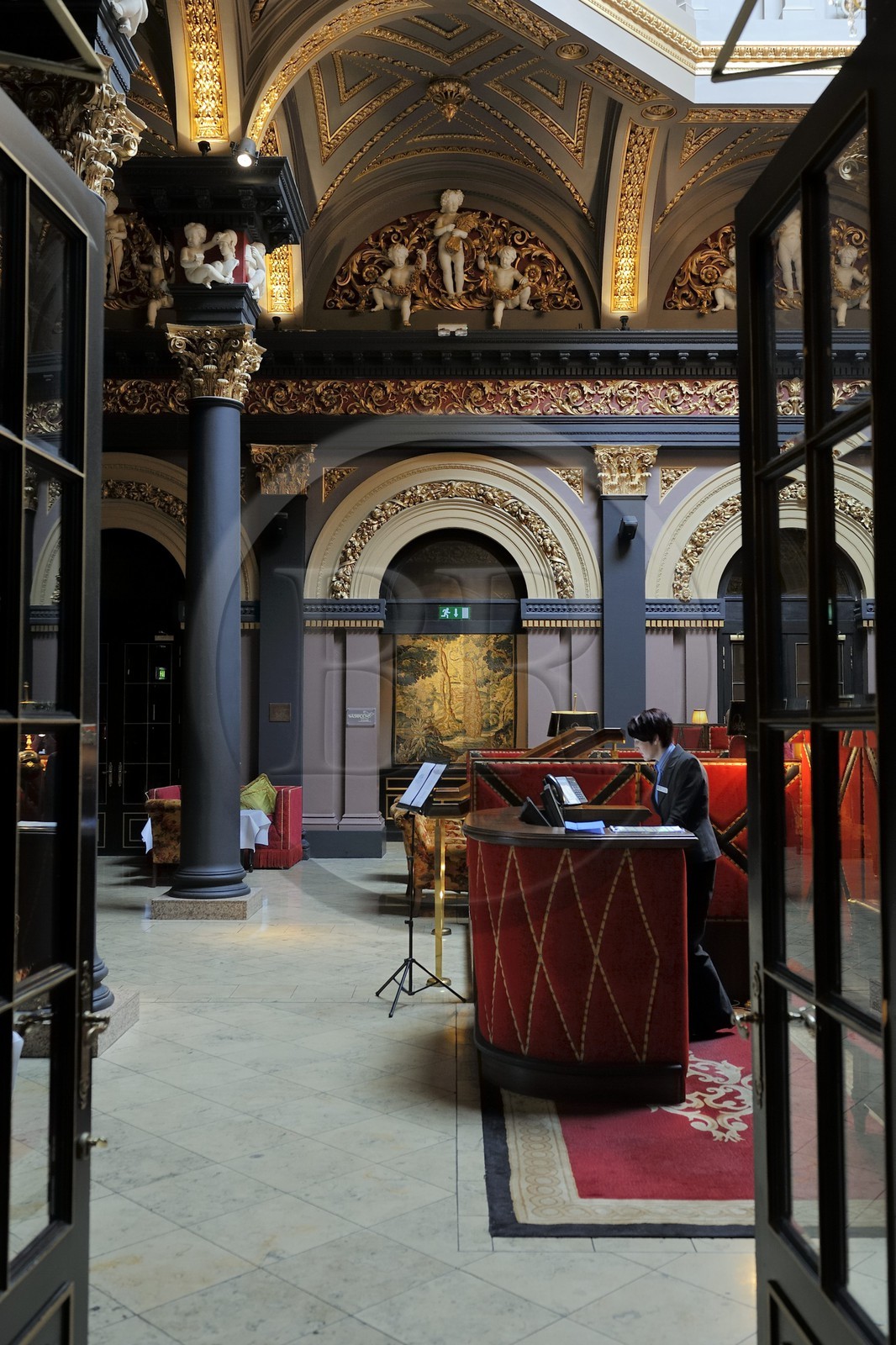 Royaume-Uni, Irlande du Nord, Belfast, la salle de restaurant du Merchant Hotel dans le Grand Hall d'une ancienne banque