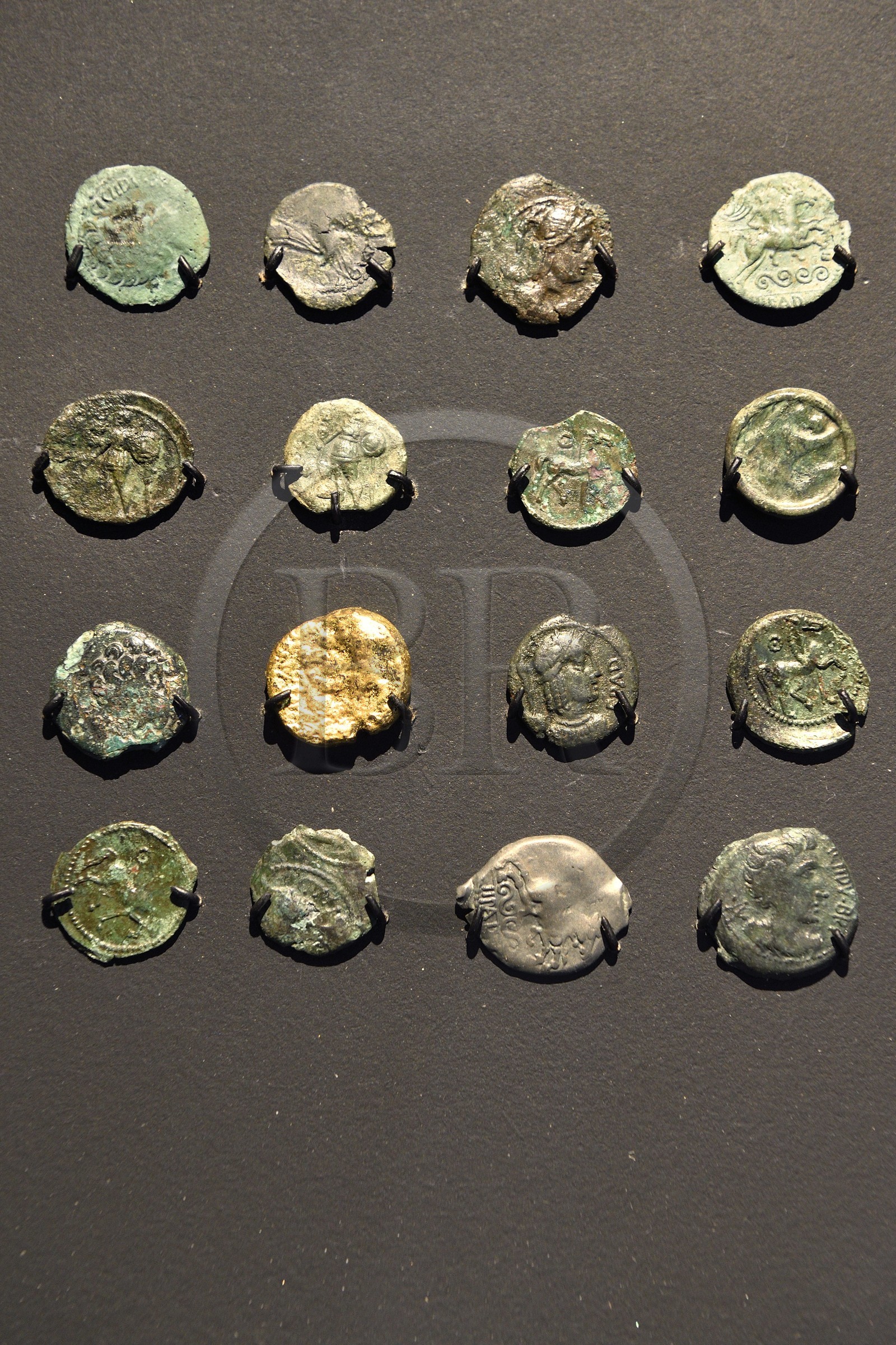 France, Puy-de-Dôme (63), plateau de Gergovie, site historique de la bataille entre les Arvernes et les légions de César en 52 avant Jésus-Christ, Musée Archéologique, présentation de monnaies arvernes datant de la période de la guerre des Gaules