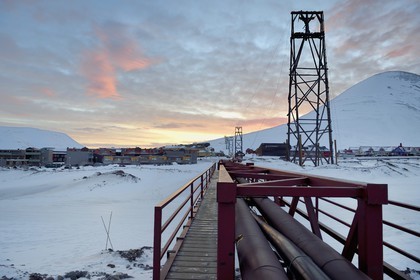 Norway, Svalbard, Spitzbergen, Longyearbyen, thermal heating pipes that cross Longyearbyen above ground because of permafrost and former coal carrying headframes