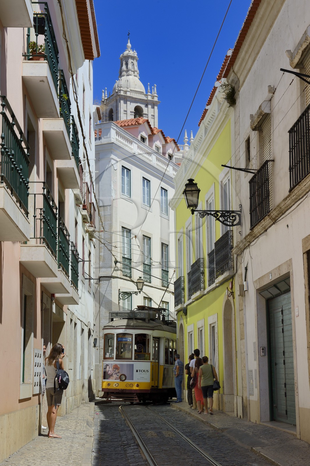 Portugal, Lisbonne, quartier de l'Alfama, tramway (electricos) le long de la Rua das Escolas Gerais avec la tour de l'église de Sao Vicente de Fora