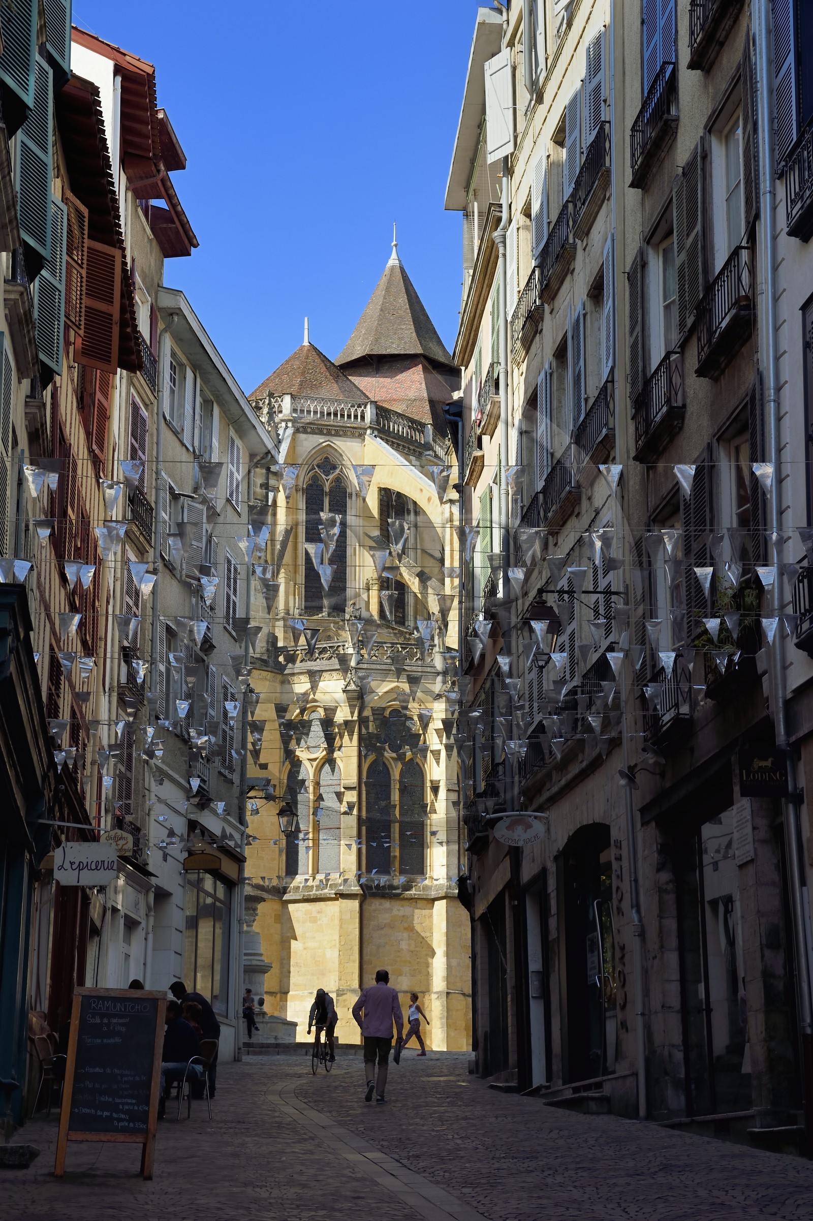 France, Pyrénées-Atlantiques (64), Pays-Basque, Bayonne, la rue du Pilori et la cathédrale Sainte-Catherine en arrière plan