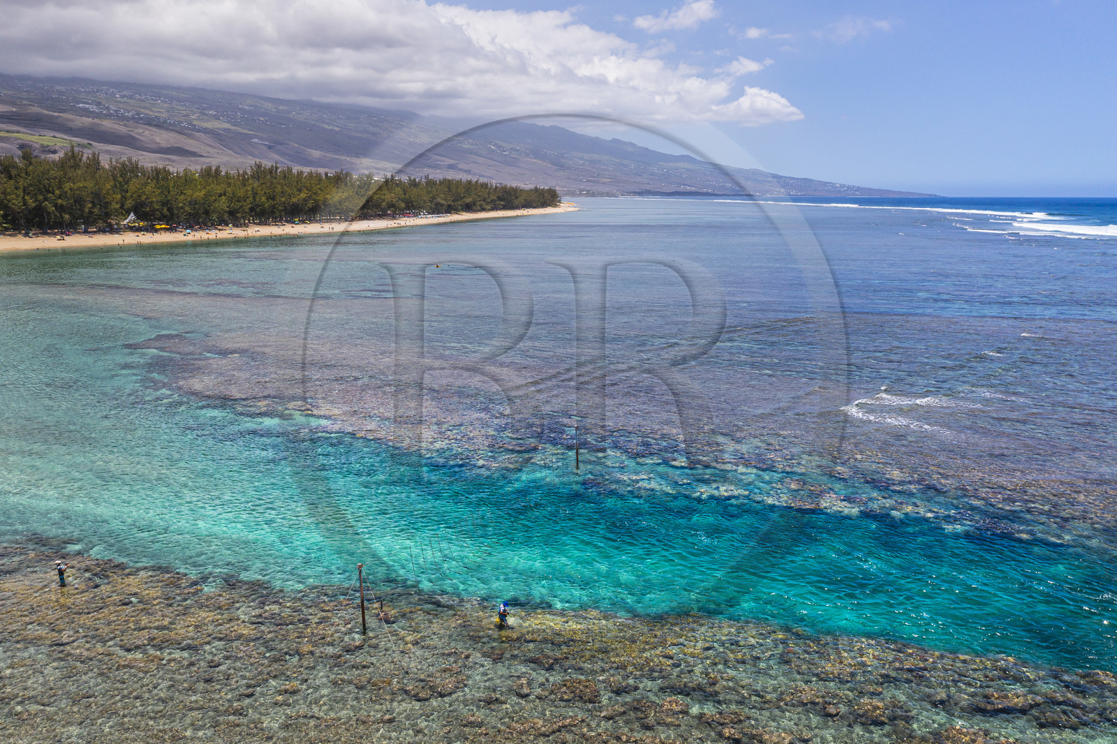 France, île de la Réunion, la Cote Ouest, plage du lagon de Saint-Gilles-Les-Bains à l'Ermitage-les-Bains, pecheurs dans le lagon et filets anti requins en travers de la Passe de l'Ermitage (vue aérienne)