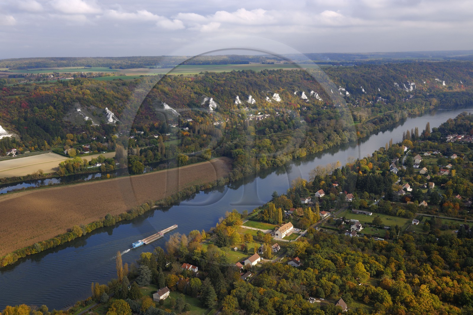 France, Val-d'Oise, barge on the Seine upstream of the Roche Guyon at Chantemesle, Haute-isle island in the foreground and the cliffs along the Valley road (aerial view)
