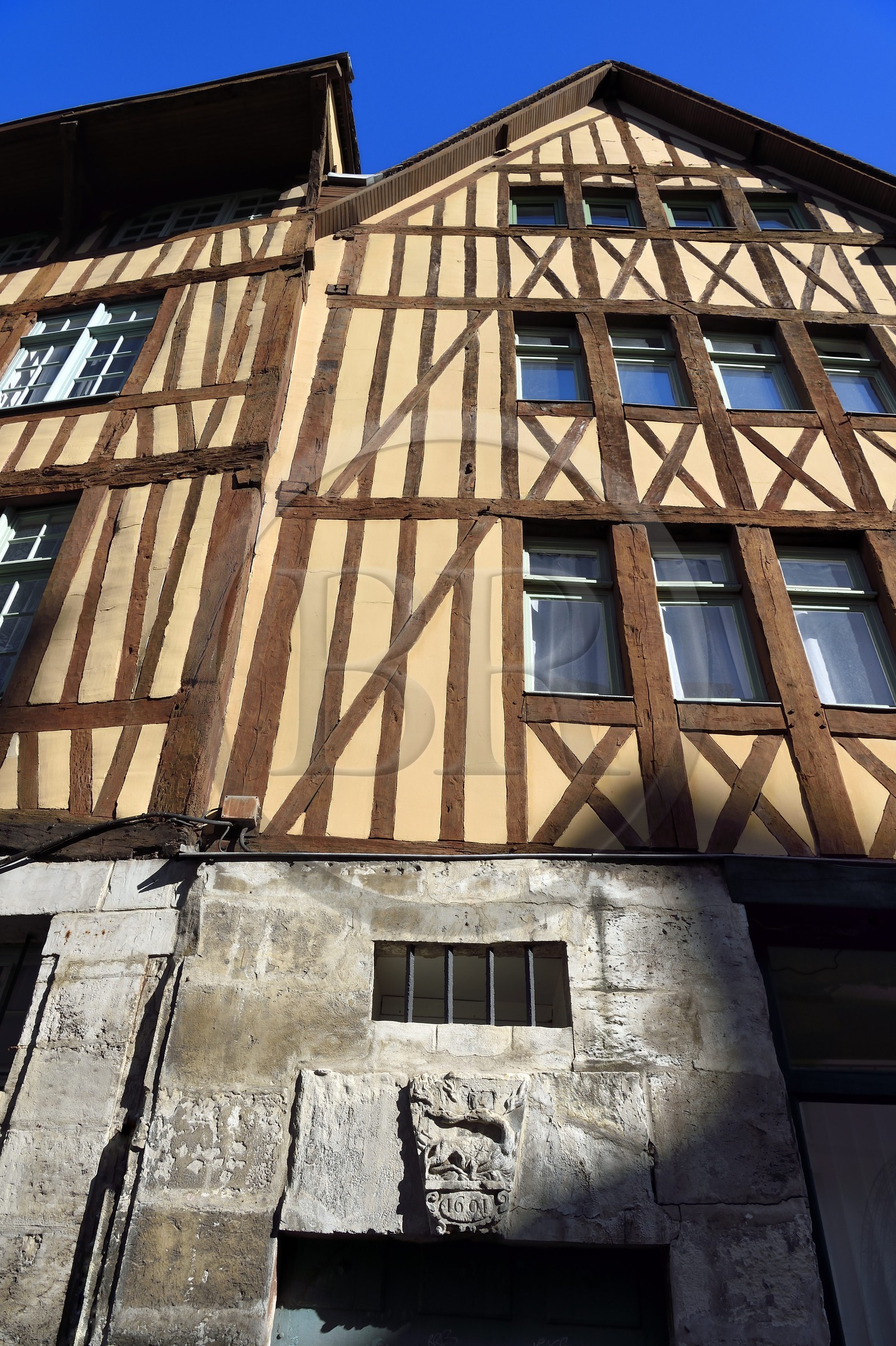 France, Seine-Maritime (76), Rouen, maison de maitre drapier-teinturier au 134 rue Eau-de-Robec, salamandre datée de 1601 au dessus de la porte