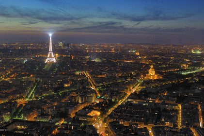 France, Paris (75) 7eme arrondissement, la Tour Eiffel et les Invalides de nuit depuis la Tour Montparnasse
