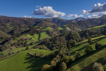 France, Pyrénées-Atlantiques (64), Pays-Basque, la vallée des Aldudes à Urepel, le Kintoa (le pays Quint) au sud de la vallée à cheval de la frontière espagnole (vue aérienne)