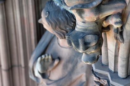 France, Bas-Rhin (67), Strasbourg, vieille ville classée au Patrimoine Mondial de l'UNESCO, la cathédrale Notre-Dame, la facade occidentale, la galerie des apotres, êtres difformes et chimériques sur les colonnes entre les apotres