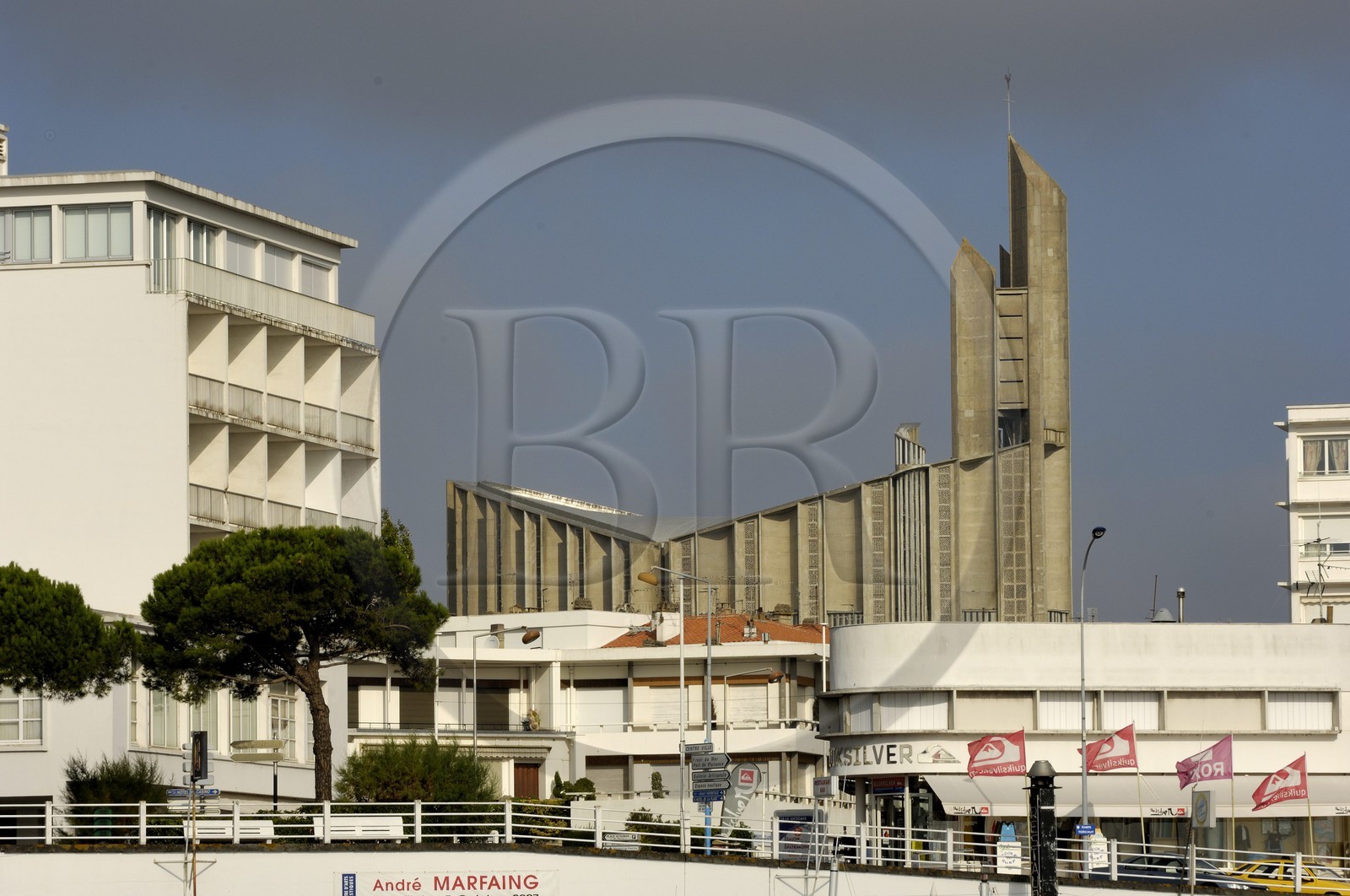 France, Charente-Maritime (17), Royan, le Front de Mer et l'église Notre-Dame