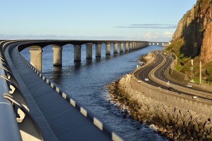 France, Ile de la Reunion, La Possession, la Nouvelle Route du Littoral (NRL), viaduc maritime long de 5,4 km entre la capitale Saint-Denis et le principal port de commerce à l’Ouest,  l'ancienne route nationale toujours sous la menace de chutes de pierres sur la droite