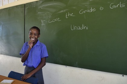Namibie, région de Erongo, Damaraland, le Spitzkoppe dans le désert du Namib, Ecole primaire de Katora (Katora Primary School), jeune fille dans la salle de classe grade 6