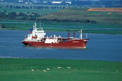 France, Eure (27), le Marais-Vernier, un cargo remontant la Seine