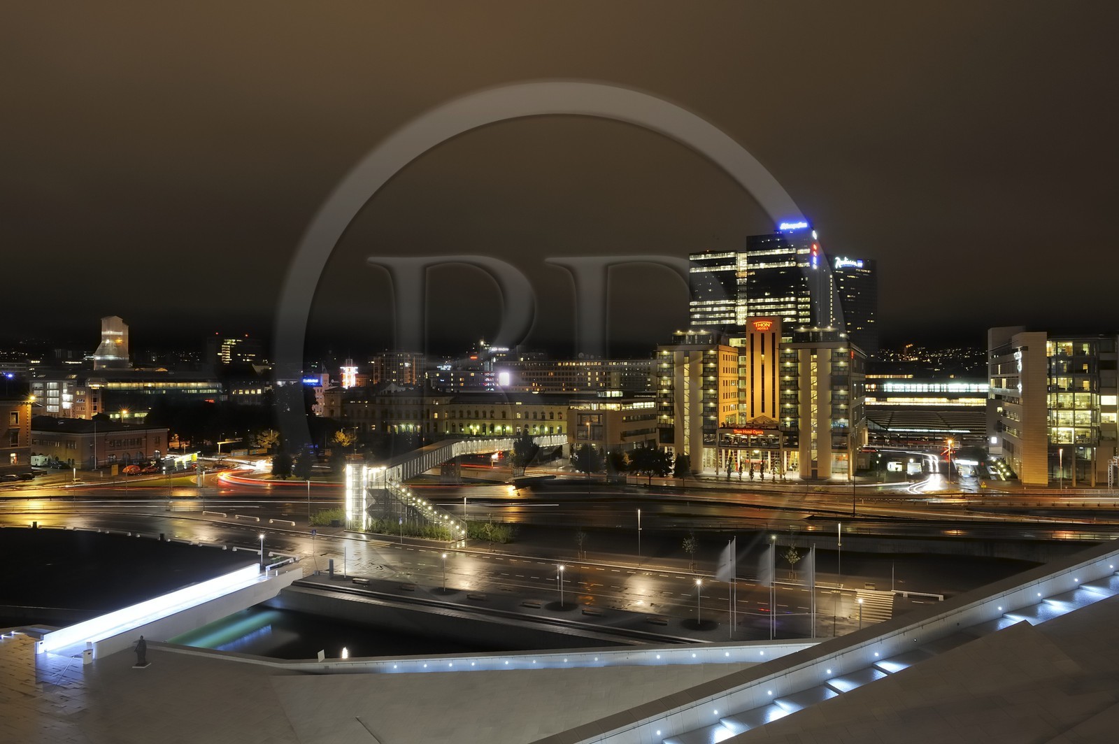 Norvège, Oslo, la ville vue du nouvel opéra dessiné par les architectes de Snohetta, dans le quartier des docks de Bjorvika