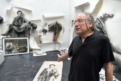 France, Ivry-sur-Seine (94), l'artiste plasticien Ernest Pignon-Ernest dans son atelier