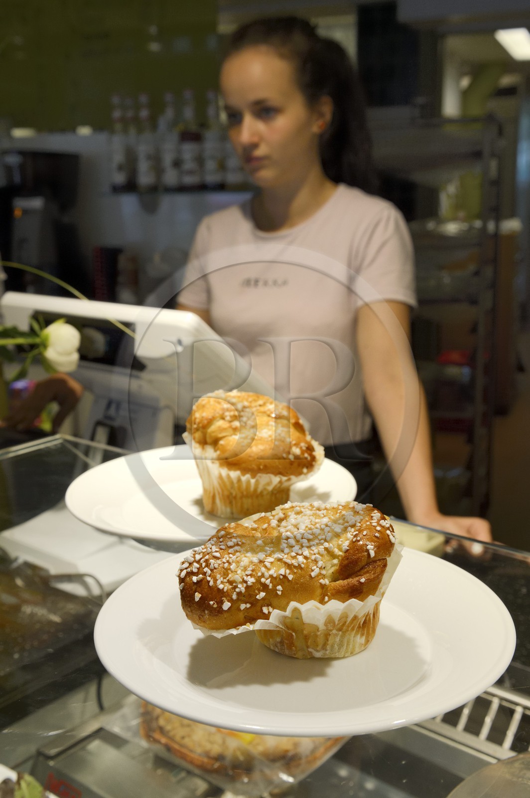 Suède, Comté de Vasterbotten, Umea, le Café Mekka, lieu fréquenté régulièrement par Stieg Larsson auteur de Millenium, brioche à la cannelle
