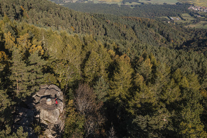 France, Bas-Rhin (67), Mont Saint-Odile, randonnée des chemins des Chateaux-forts d'Alsace, le rocher du Maennelstein en bordure du Mur Paien, éperon rocheux en grès haut d'une quinzaine de mètres qui surplombe à 817 m la plaine d'Alsace (vue aérienne)