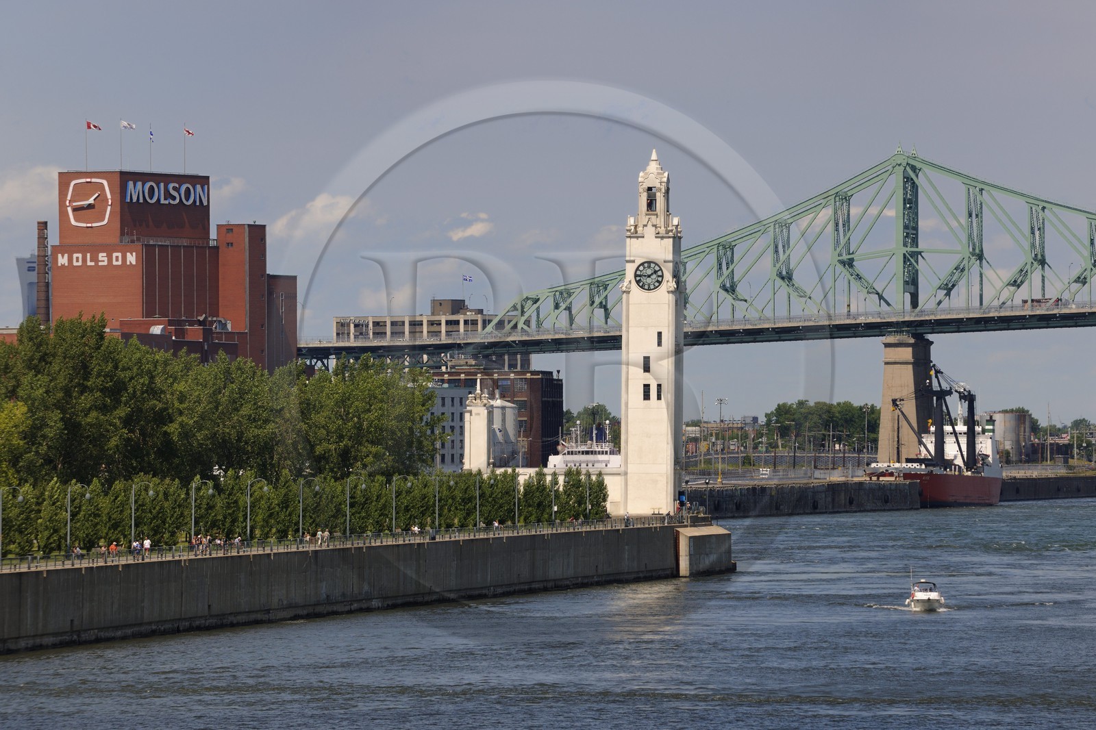 Canada, province de Québec, Montréal, quartier du Vieux-Montréal, le Vieux-Port, la tour de l'Horloge, la brasserie Molson et le pont Jacques-Cartier