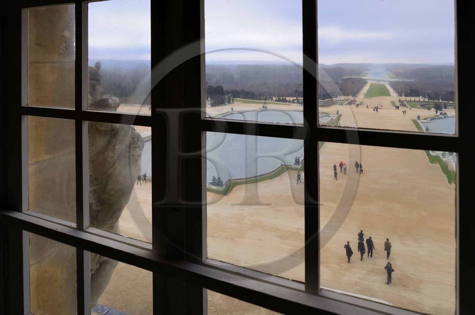France, Yvelines (78), château de Versailles, classé Patrimoine Mondial de l'UNESCO, la grande perspective vue depuis les combles au dessus de la Galerie des Glaces