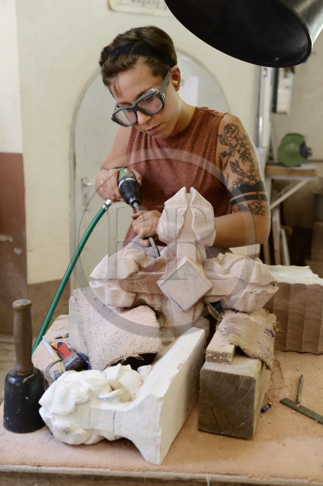 Allemagne, Bade-Wurtemberg, Fribourg en Brisgau, Mariella tailleur de pierre aux ateliers de la cathédrale