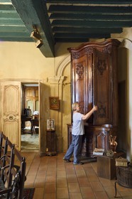 France, Bouches-du-Rhône (13), Arles, l’hotel particulier de Vernon (XVIIIe siècle) propriété de la famille Dervieux depuis quatre générations, buffet deux corps haut de 3,40 mètres