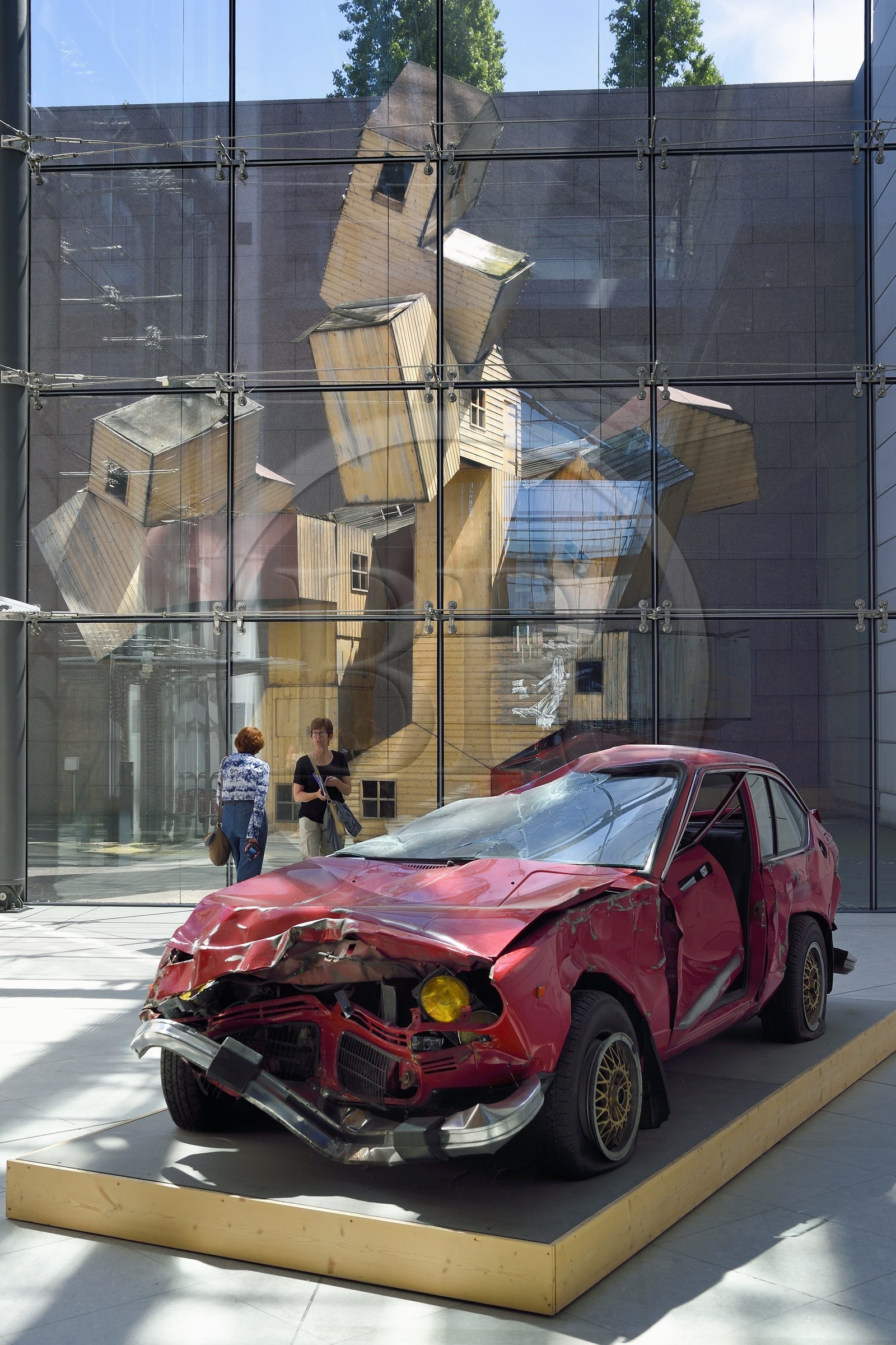 France, Bas-Rhin (67), Strasbourg, Musée d'Art Moderne et Contemporain de Strasbourg (MAMCS) de l'architecte Adrien Fainsilber, Giulietta, automobile accidentée (1993) par Bertrand Lavier