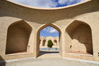 Iran, Province de Yazd, en bordure du désert du Dasht-e Kavir, le vieux village de Kharanaq, caravansérail datant de l'époque de la Dynastie kadjar