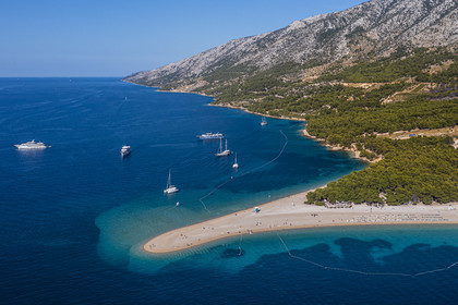 Croatie, Dalmatie, cote dalmate, Ile de Brac, Bol, la plage de Zlatni Rat ou Corne d'or (vue aérienne)
