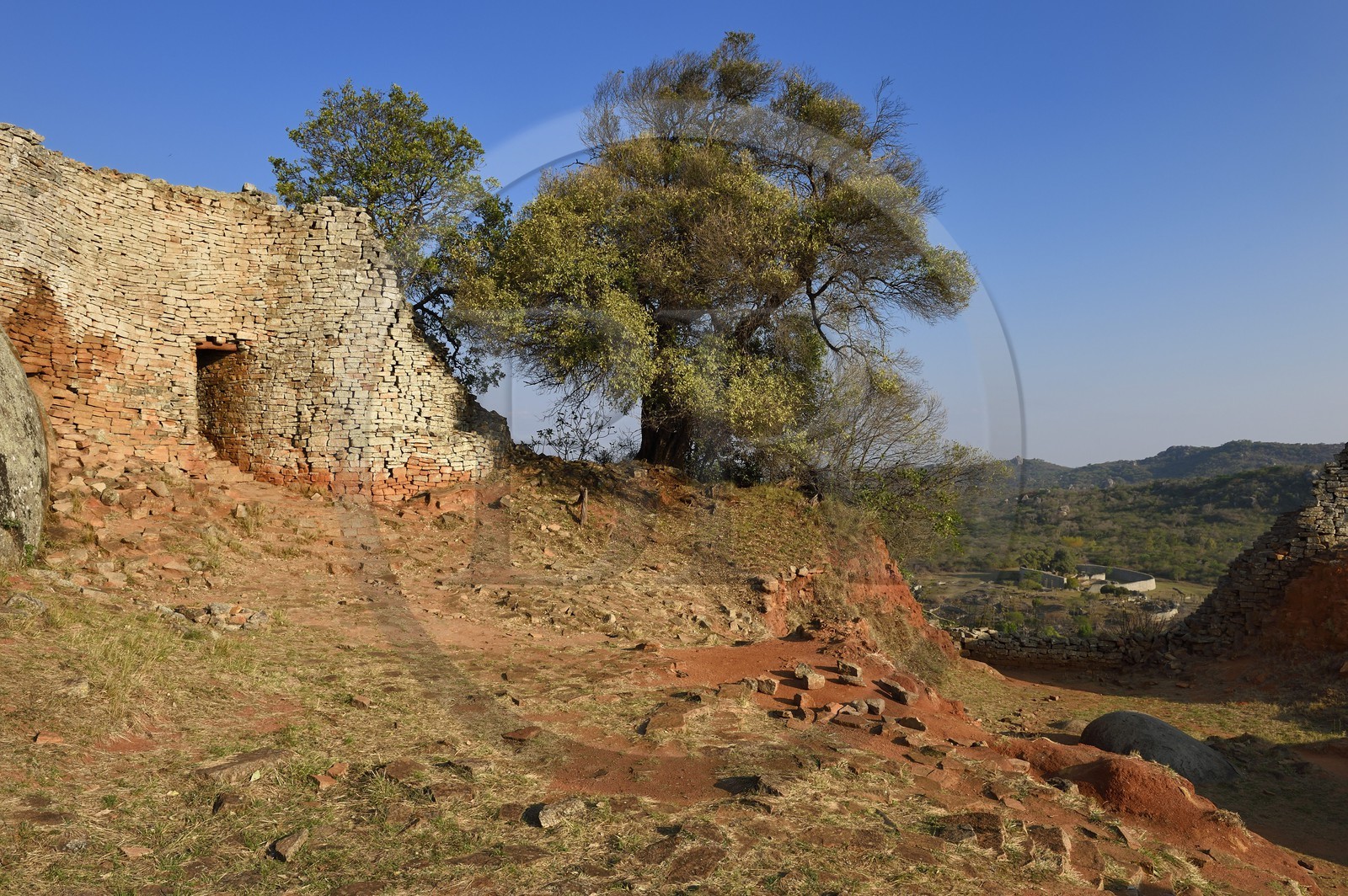 Zimbabwe, province de Masvingo, les ruines du site archéologique du Grand Zimbabwe, classé Patrimoine Mondial de l'UNESCO, Xème au XVème siècle, l'enclos oriental des Ruines de la colline (Hill Complex) et le Grand Enclos en arrière-plan