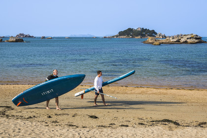 France, Côtes-d'Armor (22), Côte de Granit Rose, Perros-Guirec, Ploumanac'h, paddle sur la plage de Tourony et le chateau de Costaérès sur son ile en arrière plan