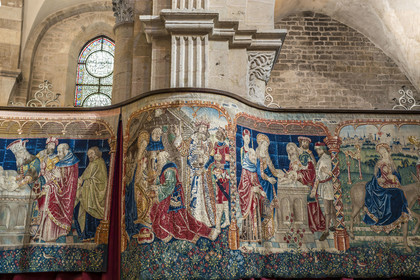 France, Côte-d'Or (21), les climats de Bourgogne classés Patrimoine Mondial de l'UNESCO, Beaune, basilique collégiale Notre-Dame de Beaune, tapisseries de Tournai du XVe siècle attribués au peintre flamand Pierre Spicre représentant des scènes de la vie de la Vierge Marie, l'adoration des mages et la présentation au Temple