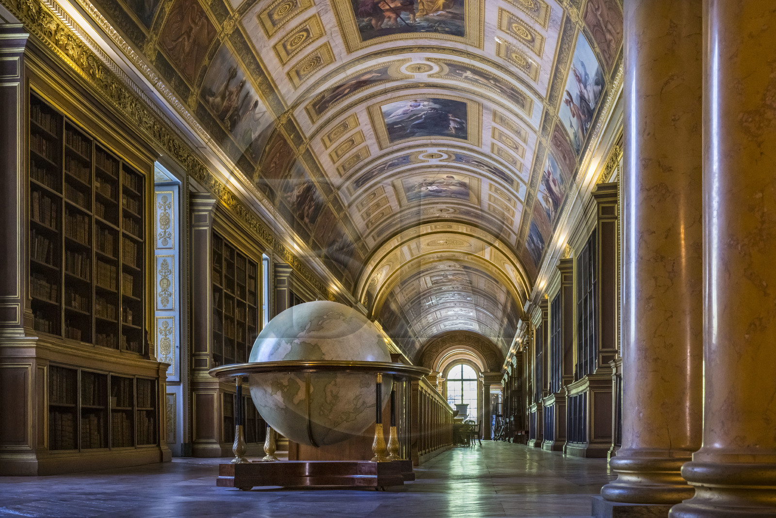 France, Seine-et-Marne (77), Fontainebleau, chateau de Fontainebleau, classé Patrimoine Mondial par l'UNESCO, la Galerie de Diane transformée en bibliothèque sous le Second Empire et contenant le globe terrestre réalisé pour Napoléon Ier en 1810