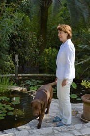 France, Alpes-Maritimes (06), Cannes, la villa La Californie où vécu Pablo Picasso, aujourd'hui renommé le Pavillon de Flore par Marina Picasso, Marina Picasso petite fille de Picasso en compagnie de ses chiens dans le jardin
