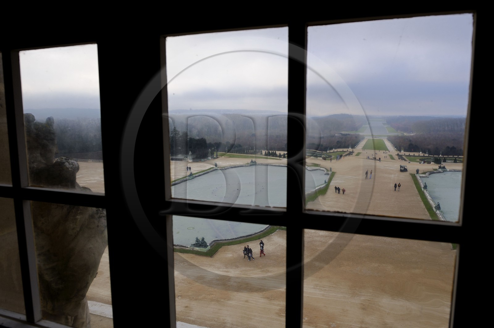 France, Yvelines (78), château de Versailles, classé Patrimoine Mondial de l'UNESCO, la grande perspective vue depuis les combles au dessus de la Galerie des Glaces