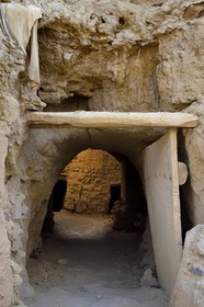 Iran, Province de Yazd, en bordure du désert du Dasht-e Kavir, entrée secondaire du vieux village de Kharanaq, maison en briques de terre crue (adobe)