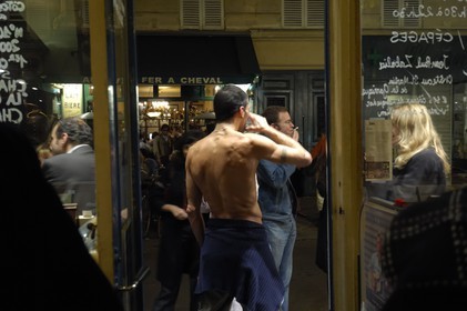 France, Paris (75), rue Vieille du Temple à la nuit tombée