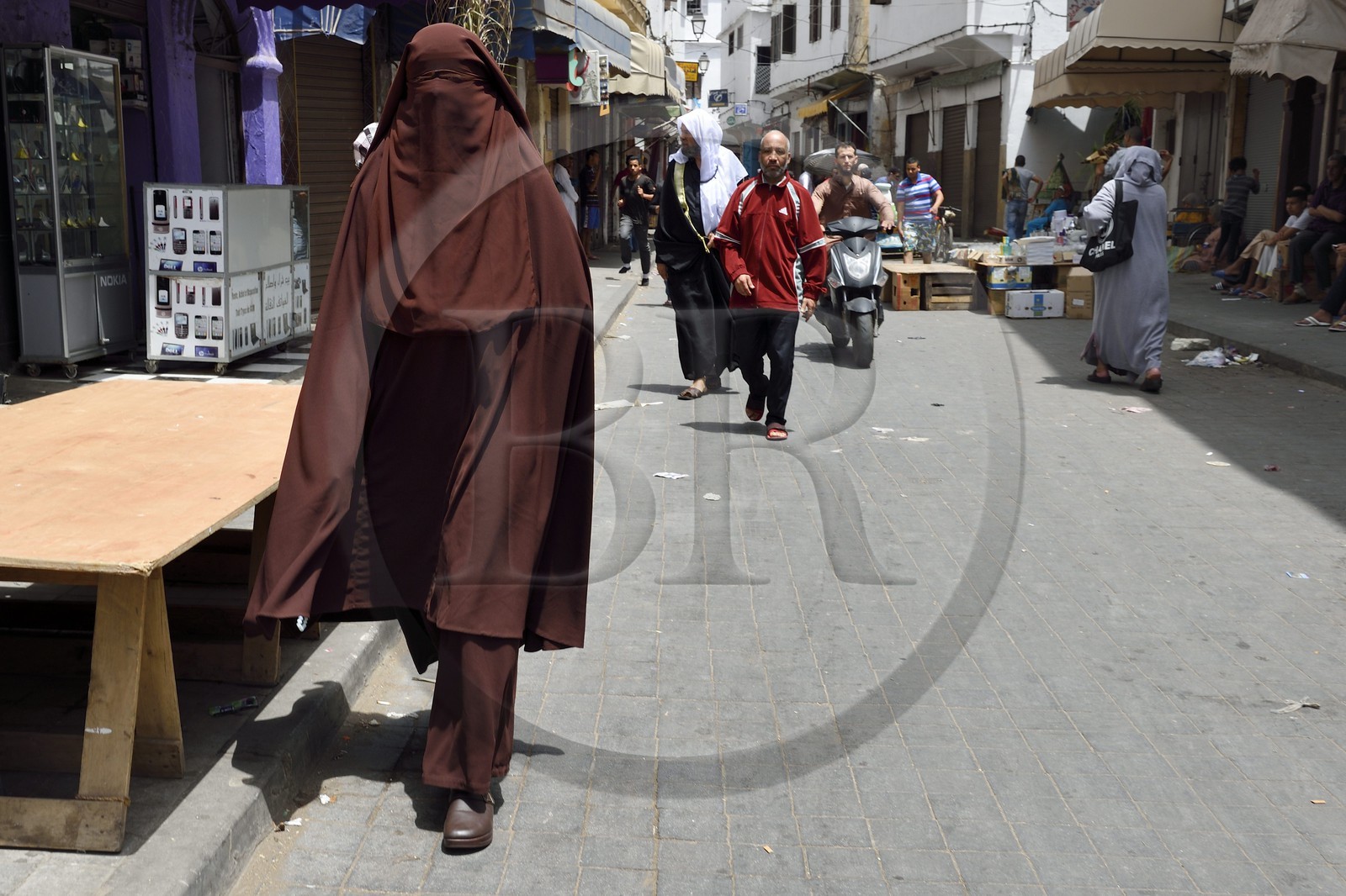 Maroc, Casablanca, ancienne Medina, femme en burka