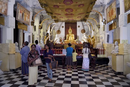 Sri Lanka, province du centre, Kandy, ville sacrée classée patrimoine mondial de l'UNESCO, Temple de la Dent de Bouddha (Sri Dalada Maligawa), la salle de donation