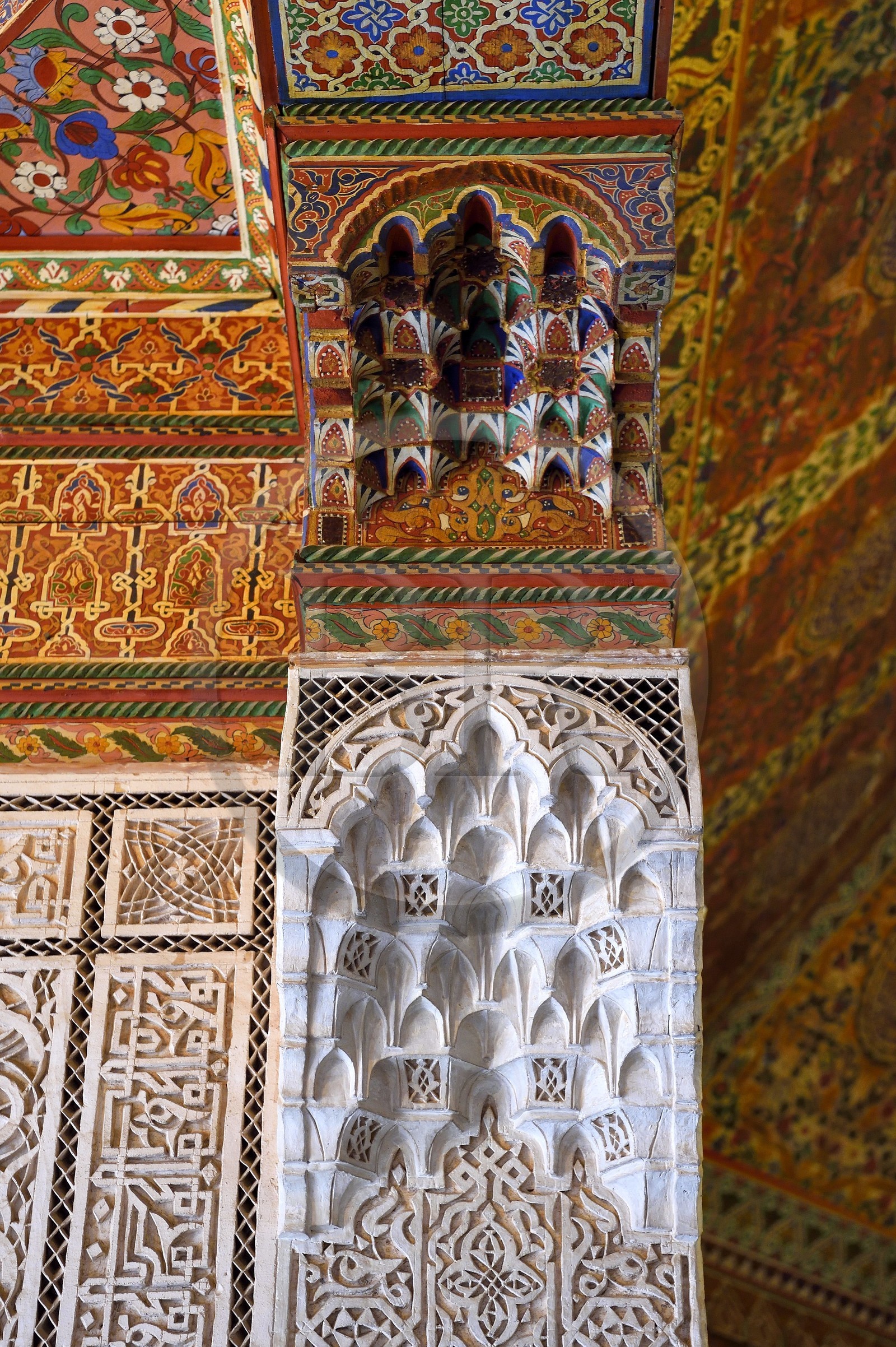 Maroc, Haut-Atlas, Marrakech, ville impériale, Médina classée Patrimoine Mondial de l'UNESCO, Palais de la Bahia, stuc sculpté sur colonne