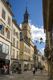 France, Nièvre (58), Nevers, beffroi rue François Mitterrand, l'artère commerciale principale