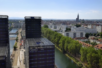 France, Bas-Rhin (67), Strasbourg, amenagement du port du Rhin et reconversion du mole du Bassin d'Austerlitz, presqu'ile Malraux, immeubles les Black Swans par l’architecte Anne Demians
