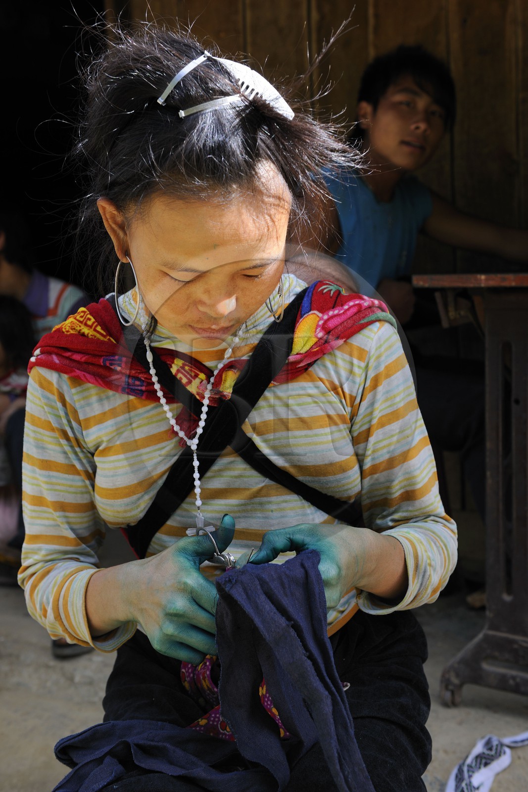 Vietnam, province de Lao Cai, région de Sapa, la minorité Hmong Noir, travaux de couture et de teinture au bleu indigo